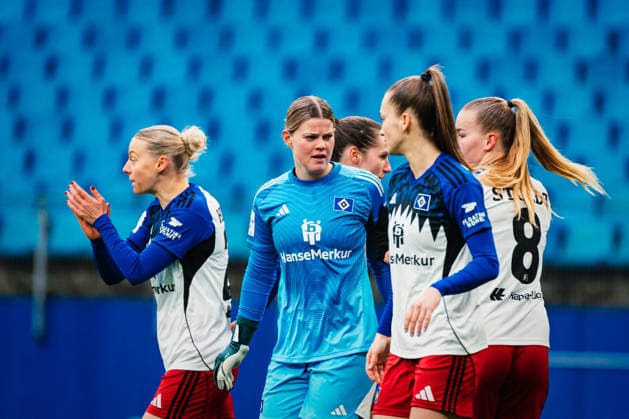 Google Pixel Womens Bundesliga Hamburger SV vs RB Leipzig, 08 02 2026 Lea Paulick Hamburger SV, 25 cheers on the team Football, Google Pixel Womens Bundesliga, 17 Matchday Hamburger SV vs RB Leipzig on 08 02 2026 at Volksparkstadion, Hamburg DFB REGULATIONS PROHIBIT ANY USE OF PHOTOGRAPHS AS IMAGE SEQUENCES AND OR QUASI VIDEO Copyright: xBEAUTIFULxSPORTS Tonhäuserx