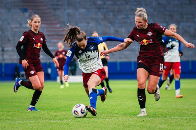 Google Pixel Womens Bundesliga Hamburger SV vs RB Leipzig, 08 02 2026 Emilia Angelika Hirche Hamburger SV, 20 is fouled by Marleen Schimmer RasenBallsport Leipzig, 14 Football, Google Pixel Womens Bundesliga, 17 Matchday Hamburger SV vs RB Leipzig on 08 02 2026 at Volksparkstadion, Hamburg DFB REGULATIONS PROHIBIT ANY USE OF PHOTOGRAPHS AS IMAGE SEQUENCES AND OR QUASI VIDEO Copyright: xBEAUTIFULxSPORTS Tonhäuserx