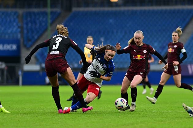 Soccer I Women I Season 2025 2026 I Bundesliga I 17 Matchday I Hamburger SV RB Leipzig I 08 02 2026 Andrea Norheim 3, RB Leipzig Melanie Brunnthaler 11, Hamburger SV Emilia Asgeirsdottir 8, RB Leipzig Hamburg Volkspark, Volksparkstadion, Stadium, Volkspark Stadion Hamburg Germany Copyright: xLobeca FelixxSchlikisx
