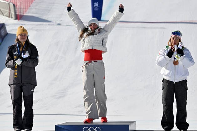 Cortina d Ampezzo, Italy, February 08th 2026. First place Breezy Johnson of United States of America (C), Second place Emma Aicher of Germany (L) and Third place Sofia Goggia of Italy (R) celebrate in podium after the Alpine Skiing Womens Downhill race of the Olympic Winter games, Winterspiele,Spiele, Summer games 2026 in Cortina d Ampezzo, Italy. (Photo by Igor Kupljenik Sports Press Photo)  Copyright: xIgorxKupljenikx xSPPx Sportspressphoto_SPR90080