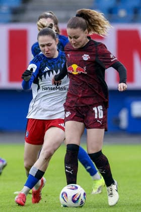from left Maria Mikolajova Hamburger SV, HSV, 27 and Annabel Schasching RB Leipzig, 16 in a duel, dynamic, action, action, game scene, THE DFB REGULATIONS PROHIBIT ANY USE OF PHOTOGRAPHS AS IMAGE SEQUENCES AND OR QUASI VIDEO , 08 02 2026, Hamburg Germany , Football, Google Pixel Womens Bundesliga, Hamburger SV RB Leipzig xobx