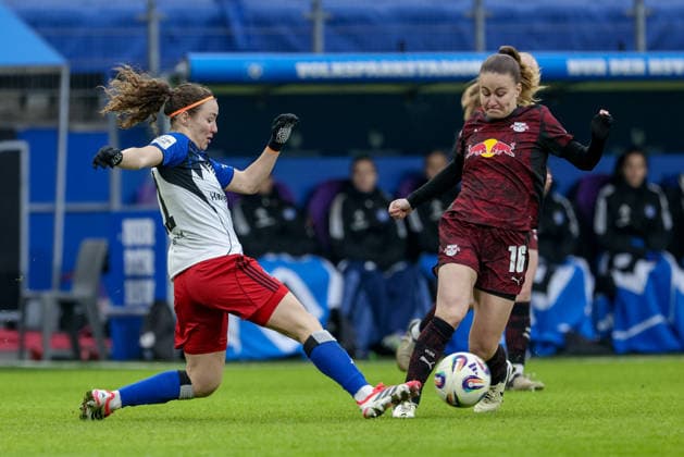 from left Melanie Brunnthaler Hamburger SV, HSV, 11 and Annabel Schasching RB Leipzig, 16 in a duel, dynamic, action, action, game scene, THE DFB REGULATIONS PROHIBIT ANY USE OF PHOTOGRAPHS AS IMAGE SEQUENCES AND OR QUASI VIDEO , 08 02 2026, Hamburg Germany , Football, Google Pixel Womens Bundesliga, Hamburger SV RB Leipzig xobx