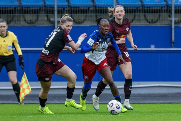 from left Julia Landenberger RB Leipzig, 21 , Magou Doucoure Hamburger SV, HSV, 2 and Marleen Schimmer RB Leipzig, 14 in duel, duel, dynamics, action, action, game scene, THE DFB REGULATIONS PROHIBIT ANY USE OF PHOTOGRAPHS AS IMAGE SEQUENCES AND OR QUASI VIDEO , 08 02 2026, Hamburg Germany , Football, Google Pixel Womens Bundesliga, Hamburger SV RB Leipzig xobx