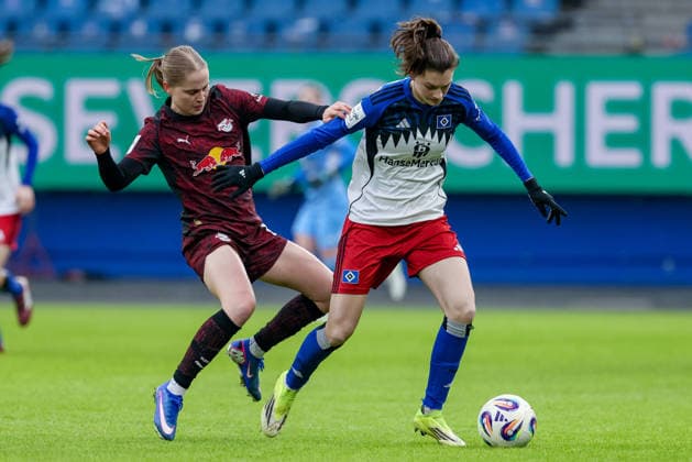 from left Emilia Kjaer Asgeirsdottir RB Leipzig, 8 and Lotta Wrede Hamburger SV, HSV, 32 in duel, duel, dynamics, action, action, game scene, THE DFB REGULATIONS PROHIBIT ANY USE OF PHOTOGRAPHS AS IMAGE SEQUENCES AND OR QUASI VIDEO , 08 02 2026, Hamburg Germany , Football, Google Pixel Womens Bundesliga, Hamburger SV RB Leipzig xobx