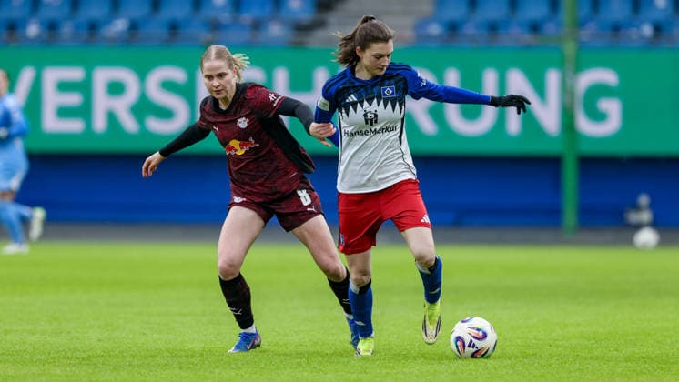 from left Emilia Kjaer Asgeirsdottir RB Leipzig, 8 and Lotta Wrede Hamburger SV, HSV, 32 in duel, duel, dynamics, action, action, game scene, THE DFB REGULATIONS PROHIBIT ANY USE OF PHOTOGRAPHS AS IMAGE SEQUENCES AND OR QUASI VIDEO , 08 02 2026, Hamburg Germany , Football, Google Pixel Womens Bundesliga, Hamburger SV RB Leipzig xobx