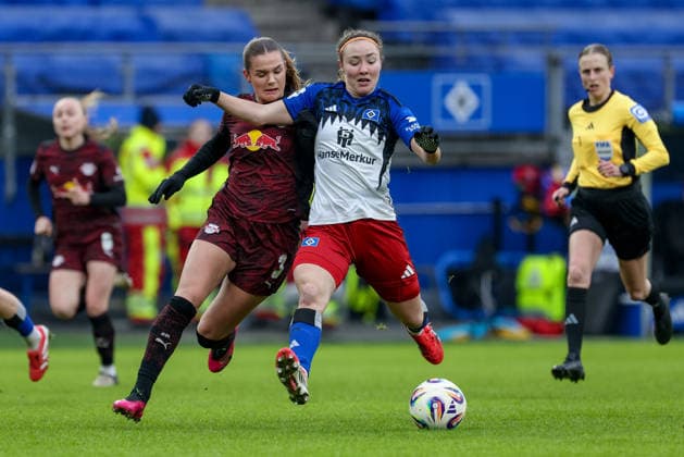 from left Andrea Norheim RB Leipzig, 3 and Melanie Brunnthaler Hamburger SV, HSV, 11 in a duel, dynamic, action, action, game scene, THE DFB REGULATIONS PROHIBIT ANY USE OF PHOTOGRAPHS AS IMAGE SEQUENCES AND OR QUASI VIDEO , 08 02 2026, Hamburg Germany , Football, Google Pixel Womens Bundesliga, Hamburger SV RB Leipzig xobx