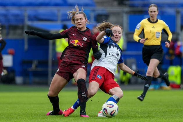 from left Andrea Norheim RB Leipzig, 3 and Melanie Brunnthaler Hamburger SV, HSV, 11 in a duel, dynamic, action, action, game scene, THE DFB REGULATIONS PROHIBIT ANY USE OF PHOTOGRAPHS AS IMAGE SEQUENCES AND OR QUASI VIDEO , 08 02 2026, Hamburg Germany , Football, Google Pixel Womens Bundesliga, Hamburger SV RB Leipzig xobx