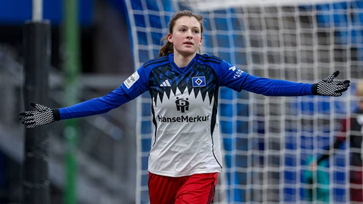 Goalscorer Lotta Wrede Hamburger SV, HSV, 32 with goal celebration, cheering, jubilant, optimistic, game scene, highlight, joy about the goal to 1 0, THE DFB REGULATIONS PROHIBIT ANY USE OF PHOTOGRAPHS AS IMAGE SEQUENCES AND OR QUASI VIDEO , 08 02 2026, Hamburg Germany , Football, Google Pixel Womens Bundesliga, Hamburger SV RB Leipzig xobx