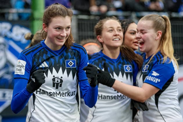 Goalscorer Lotta Wrede Hamburger SV, HSV, 32 and players from Hamburger SV, HSV with goal celebration, cheering, jubilant, optimistic, game scene, highlight, joy about the goal to 1 0, THE DFB REGULATIONS PROHIBIT ANY USE OF PHOTOGRAPHS AS IMAGE SEQUENCES AND OR QUASI VIDEO , 08 02 2026, Hamburg Germany , Football, Google Pixel Womens Bundesliga, Hamburger SV RB Leipzig xobx