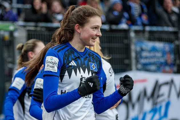Goalscorer Lotta Wrede Hamburger SV, HSV, 32 with goal celebration, cheering, jubilant, optimistic, game scene, highlight, joy about the goal to 1 0, THE DFB REGULATIONS PROHIBIT ANY USE OF PHOTOGRAPHS AS IMAGE SEQUENCES AND OR QUASI VIDEO , 08 02 2026, Hamburg Germany , Football, Google Pixel Womens Bundesliga, Hamburger SV RB Leipzig xobx