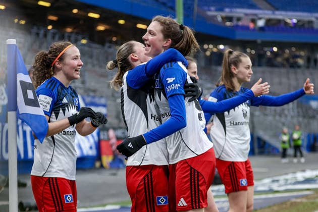 from left Melanie Brunnthaler Hamburger SV, HSV, 11 , Maria Mikolajova Hamburger SV, HSV, 27 and goal scorer Lotta Wrede Hamburger SV, HSV, 32 with goal celebration, jubilation, cheering, optimistic, game scene, highlight, joy about the goal for 1 0, THE DFB REGULATIONS PROHIBIT ANY USE OF PHOTOGRAPHS AS IMAGE SEQUENCES AND OR QUASI VIDEO , 08 02 2026, Hamburg Germany , Football, Google Pixel Womens Bundesliga, Hamburger SV RB Leipzig xobx