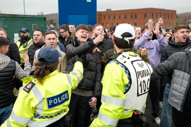 Brighton Hove Albion v Crystal Palace 08 Februar 2026, Brighton Premier League Fußball Brighton Hove Albion v Crystal Palace Fans machen Gesten in Richtung der Brighton Fans Foto Jacques Feeney Abseits Brighton UK  Copyright: xJacquesxFeeneyx xOffsidexOffside