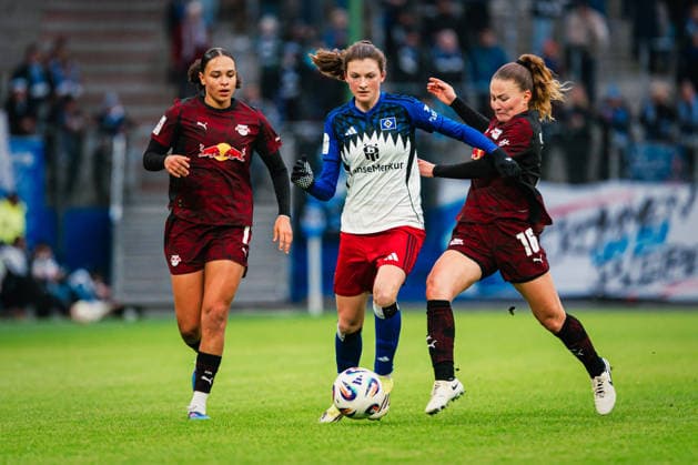 Google Pixel Womens Bundesliga Hamburger SV vs RB Leipzig, 08 02 2026 Lotta Wrede Hamburger SV, 32 on the ball, behind Lisa Baum RasenBallsport Leipzig, 11 and Annabel Schasching RasenBallsport Leipzig, 16 Soccer, Google Pixel Womens Bundesliga, 17 Matchday Hamburger SV vs RB Leipzig on 08 02 2026 at Volksparkstadion, Hamburg DFB REGULATIONS PROHIBIT ANY USE OF PHOTOGRAPHS AS IMAGE SEQUENCES AND OR QUASI VIDEO Copyright: xBEAUTIFULxSPORTS Tonhäuserx