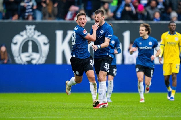 08 02 2026 Soccer, 2025 2026, 2 Bundesliga, Matchday 21, DSC Arminia Bielefeld Eintracht Braunschweig L R Marius Wörl Bielefeld celebrates after his goal to 2 2 with Roberts Uldrikis Bielefeld DFL REGULATIONS PROHIBIT ANY USE OF PHOTOGRAPHS AS IMAGE SEQUENCES AND OR QUASI VIDEO