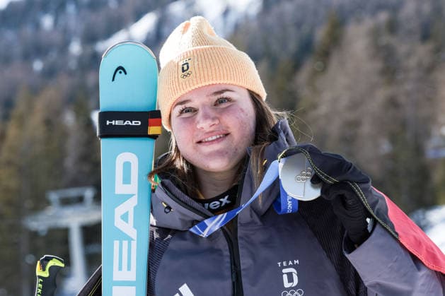 Emma Aicher (GER), 2nd place, silver medal, showing the medal on the podium at the end of the Olympic Winter games, Winterspiele,Spiele, Summer games Milano-Cortina 2026, Alpine Skiing Women s Downhill on February 08, 2026 at Tofane Alpine Skiing Centre in Cortina d Ampezzo, Italy  Copyright: xLucianoxMariaxBisi IPAxSportx xipa-agency.netx xx IPA_71127443 IPA_Agency_IPA71127443