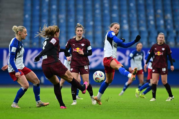Soccer I Women I Season 2025 2026 I Bundesliga I 17 Matchday I Hamburger SV RB Leipzig I 08 02 2026 Camilla Linberg 47, Hamburger SV blocks the ball from Andrea Norheim 3, RB Leipzig Hamburg Volkspark, Volksparkstadion, Stadium, Volkspark Stadion Hamburg Germany Copyright: xLobeca FelixxSchlikisx