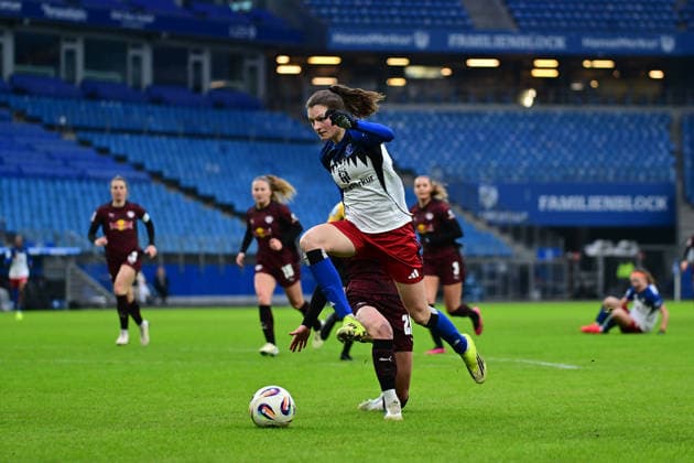 Soccer I Women I Season 2025 2026 I Bundesliga I 17 Matchday I Hamburger SV RB Leipzig I 08 02 2026 Victoria Krug 20, RB Leipzig behind Lotta Wrede 32, Hamburger SV Hamburg Volkspark, Volksparkstadion, Stadium, Volkspark Stadion Hamburg Germany Copyright: xLobeca FelixxSchlikisx