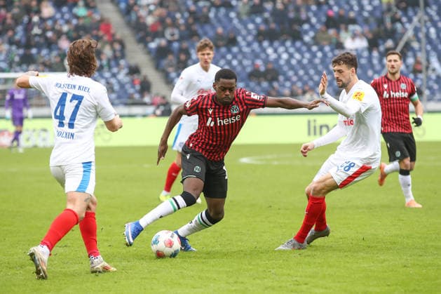 08 02 2026, xtgx, Soccer 2 Bundesliga, Hannover 96 Holstein Kiel emspor, v l Noel Aseko Hannover, 15 prevails against John Tolkin Kiel, 47 and Jonas Meffert Kiel, 28 and prepares goal to 1 0 by Benjamin Källman Hannover, 9 before DFL DFB REGULATIONS PROHIBIT ANY USE OF PHOTOGRAPHS as IMAGE SEQUENCES and or QUASI VIDEO Hannover