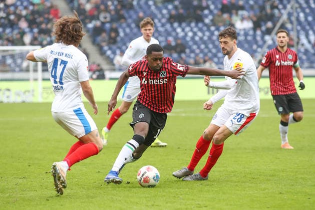 08 02 2026, xtgx, Soccer 2 Bundesliga, Hannover 96 Holstein Kiel emspor, v l Noel Aseko Hannover, 15 prevails against John Tolkin Kiel, 47 and Jonas Meffert Kiel, 28 and prepares goal to 1 0 by Benjamin Källman Hannover, 9 before DFL DFB REGULATIONS PROHIBIT ANY USE OF PHOTOGRAPHS as IMAGE SEQUENCES and or QUASI VIDEO Hannover