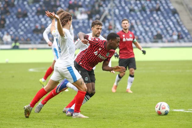 08 02 2026, xtgx, Soccer 2 Bundesliga, Hannover 96 Holstein Kiel emspor, v l Noel Aseko Hannover, 15 prevails against John Tolkin Kiel, 47 and Jonas Meffert Kiel, 28 and prepares goal to 1 0 by Benjamin Källman Hannover, 9 before DFL DFB REGULATIONS PROHIBIT ANY USE OF PHOTOGRAPHS as IMAGE SEQUENCES and or QUASI VIDEO Hannover