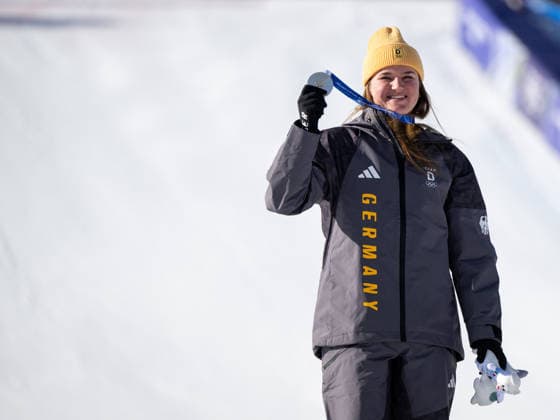 AICHER Emma (Deutschland) jubelt bei der Siegerehrung auf dem Podium mit Silber Medaille ueber Platz 2, ITA, Olympische Spiele Milano Cortina 2026, Olympia, Ski Alpin, Abfahrt Damen, 08.02.2026 ITA, Olympische Spiele Milano Cortina 2026, Olympia, Ski Alpin, Abfahrt Damen, 08.02.2026 Cortina d Ampezzo *** AICHER Emma Germany celebrates on the podium at the award ceremony with silver medal for 2nd place, ITA, Olympic Games Milano Cortina 2026, Olympic Games, Alpine Skiing, Downhill Women, 08 02 2026 ITA, Olympic Games Milano Cortina 2026, Olympic Games, Alpine Skiing, Downhill Women, 08 02 2026 Cortina d Ampezzo Copyright: xEibner-Pressefoto Memmlerx EP_MMR
