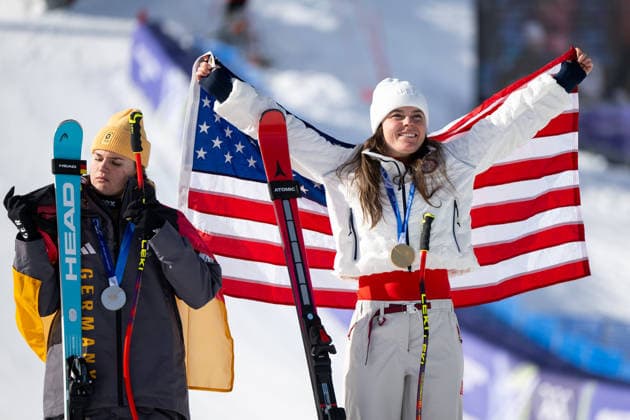 JOHNSON Breezy (USA) jubelt bei der Siegerehrung auf dem Podium ueber den Sieg und die Gold Medaille, ITA, Olympische Spiele Milano Cortina 2026, Olympia, Ski Alpin, Abfahrt Damen, 08.02.2026 ITA, Olympische Spiele Milano Cortina 2026, Olympia, Ski Alpin, Abfahrt Damen, 08.02.2026 Cortina d Ampezzo *** JOHNSON Breezy USA celebrates victory and the gold medal on the podium at the award ceremony, ITA, Olympic Games Milano Cortina 2026, Olympics, Alpine skiing, womens downhill, 08 02 2026 ITA, Olympic Games Milano Cortina 2026, Olympics, Alpine skiing, womens downhill, 08 02 2026 Cortina d Ampezzo Copyright: xEibner-Pressefoto Memmlerx EP_MMR