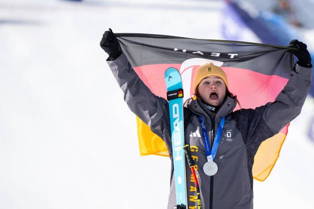 AICHER Emma (Deutschland) jubelt bei der Siegerehrung auf dem Podium mit Silber Medaille ueber Platz 2, ITA, Olympische Spiele Milano Cortina 2026, Olympia, Ski Alpin, Abfahrt Damen, 08.02.2026 ITA, Olympische Spiele Milano Cortina 2026, Olympia, Ski Alpin, Abfahrt Damen, 08.02.2026 Cortina d Ampezzo *** AICHER Emma Germany celebrates on the podium at the award ceremony with silver medal for 2nd place, ITA, Olympic Games Milano Cortina 2026, Olympic Games, Alpine Skiing, Downhill Women, 08 02 2026 ITA, Olympic Games Milano Cortina 2026, Olympic Games, Alpine Skiing, Downhill Women, 08 02 2026 Cortina d Ampezzo Copyright: xEibner-Pressefoto Memmlerx EP_MMR
