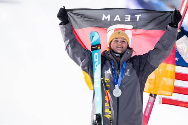AICHER Emma (Deutschland) jubelt bei der Siegerehrung auf dem Podium mit Silber Medaille ueber Platz 2, ITA, Olympische Spiele Milano Cortina 2026, Olympia, Ski Alpin, Abfahrt Damen, 08.02.2026 ITA, Olympische Spiele Milano Cortina 2026, Olympia, Ski Alpin, Abfahrt Damen, 08.02.2026 Cortina d Ampezzo *** AICHER Emma Germany celebrates on the podium at the award ceremony with silver medal for 2nd place, ITA, Olympic Games Milano Cortina 2026, Olympic Games, Alpine Skiing, Downhill Women, 08 02 2026 ITA, Olympic Games Milano Cortina 2026, Olympic Games, Alpine Skiing, Downhill Women, 08 02 2026 Cortina d Ampezzo Copyright: xEibner-Pressefoto Memmlerx EP_MMR