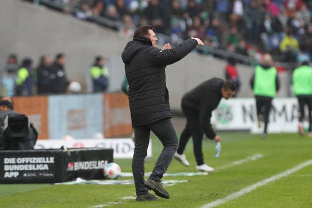 08 02 2026, xtgx, Fußball 2 Bundesliga, Hannover 96 Holstein Kiel emspor, v l Christian Titz Hannover, Trainer gibt Anweisungen, gestikuliert mit den Armen, gesticulate, gives instructions DFL DFB REGULATIONS PROHIBIT ANY USE OF PHOTOGRAPHS as IMAGE SEQUENCES and or QUASI VIDEO Hannover