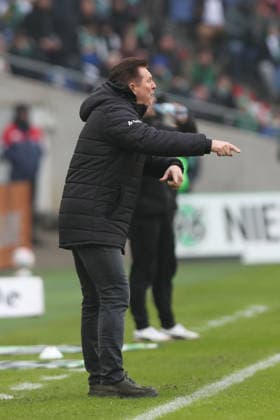 08 02 2026, xtgx, Fußball 2 Bundesliga, Hannover 96 Holstein Kiel emspor, v l Christian Titz Hannover, Trainer gibt Anweisungen, gestikuliert mit den Armen, gesticulate, gives instructions DFL DFB REGULATIONS PROHIBIT ANY USE OF PHOTOGRAPHS as IMAGE SEQUENCES and or QUASI VIDEO Hannover