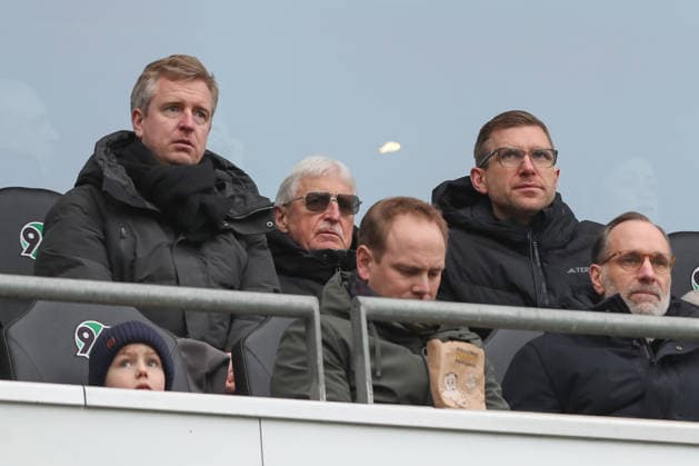 08 02 2026, xtgx, Fußball 2 Bundesliga, Hannover 96 Holstein Kiel emspor, f l Per Mertesacker with brother Timo left and father Stefan in the stands DFL DFB REGULATIONS PROHIBIT ANY USE OF PHOTOGRAPHS as IMAGE SEQUENCES and or QUASI VIDEO Hannover
