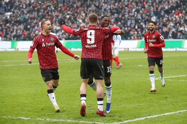 08 02 2026, xtgx, Fußball 2 Bundesliga, Hannover 96 Holstein Kiel emspor, v l Benjamin Källman Hannover, 9 , Noel Aseko Hannover, 15 Jubel, Torjubel, jubelt ueber das Tor, celebrate the goal, celebration DFL DFB REGULATIONS PROHIBIT ANY USE OF PHOTOGRAPHS as IMAGE SEQUENCES and or QUASI VIDEO Hannover