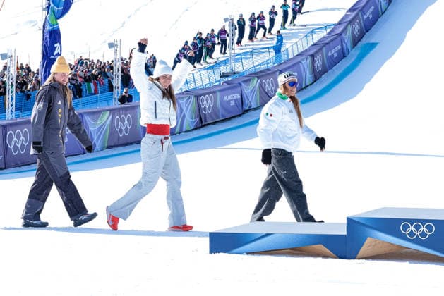 Emma Aicher (GER), 2nd place, silver medal, Breezy Johnson (USA), 1st place, gold medal, Sofia Goggia (ITA), 3rd place, bronze medal, on the podium at the end of the Olympic Winter games, Winterspiele,Spiele, Summer games Milano-Cortina 2026, Alpine Skiing Women s Downhill on February 08, 2026 at Tofane Alpine Skiing Centre in Cortina d Ampezzo, Italy  Copyright: xLucianoxMariaxBisi IPAxSportx xipa-agency.netx xx IPA_71128051 IPA_Agency_IPA71128051