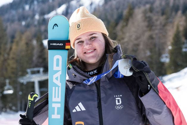 Emma Aicher (GER), 2nd place, silver medal, showing the medal on the podium at the end of the Olympic Winter games, Winterspiele,Spiele, Summer games Milano-Cortina 2026, Alpine Skiing Women s Downhill on February 08, 2026 at Tofane Alpine Skiing Centre in Cortina d Ampezzo, Italy  Copyright: xLucianoxMariaxBisi IPAxSportx xipa-agency.netx xx IPA_71127401 IPA_Agency_IPA71127401