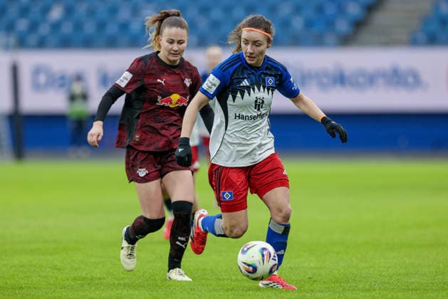 from left Annabel Schasching RB Leipzig, 16 and Melanie Brunnthaler Hamburger SV, HSV, 11 in a duel, dynamic, action, action, game scene, THE DFB REGULATIONS PROHIBIT ANY USE OF PHOTOGRAPHS AS IMAGE SEQUENCES AND OR QUASI VIDEO , 08 02 2026, Hamburg Germany , Football, Google Pixel Womens Bundesliga, Hamburger SV RB Leipzig xobx