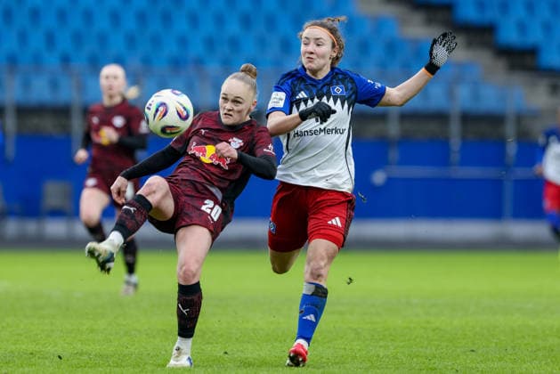 from left Victoria Krug RB Leipzig, 20 and Melanie Brunnthaler Hamburger SV, HSV, 11 in a duel, dynamic, action, action, game scene, THE DFB REGULATIONS PROHIBIT ANY USE OF PHOTOGRAPHS AS IMAGE SEQUENCES AND OR QUASI VIDEO , 08 02 2026, Hamburg Germany , Football, Google Pixel Womens Bundesliga, Hamburger SV RB Leipzig xobx