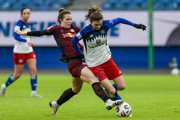 from left Sandra Starke RB Leipzig, 13 and Lotta Wrede Hamburger SV, HSV, 32 in a duel, dynamic, action, action, game scene, THE DFB REGULATIONS PROHIBIT ANY USE OF PHOTOGRAPHS AS IMAGE SEQUENCES AND OR QUASI VIDEO , 08 02 2026, Hamburg Germany , Football, Google Pixel Womens Bundesliga, Hamburger SV RB Leipzig xobx