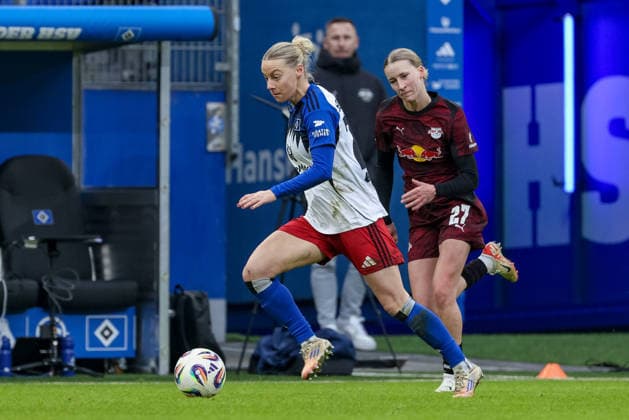 from left Sophie Hillebrand Hamburger SV, HSV, 22 and Marlene Müller RB Leipzig, 27 in a duel, dynamic, action, action, game scene, THE DFB REGULATIONS PROHIBIT ANY USE OF PHOTOGRAPHS AS IMAGE SEQUENCES AND OR QUASI VIDEO , 08 02 2026, Hamburg Germany , Football, Google Pixel Womens Bundesliga, Hamburger SV RB Leipzig xobx