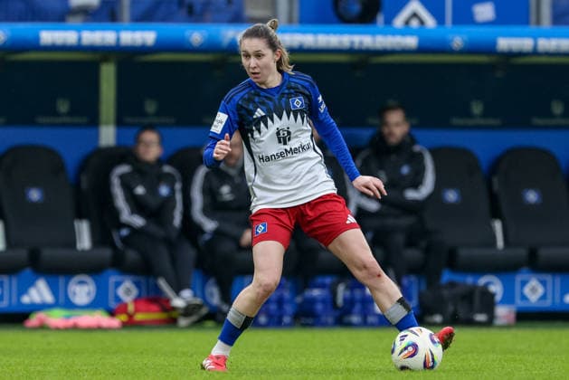Maria Mikolajova Hamburger SV, HSV, 27 on the ball, cropped image, single image, full body, action, action, match scene, THE DFB REGULATIONS PROHIBIT ANY USE OF PHOTOGRAPHS AS IMAGE SEQUENCES AND OR QUASI VIDEO , 08 02 2026, Hamburg Germany , Football, Google Pixel Womens Bundesliga, Hamburger SV RB Leipzig xobx
