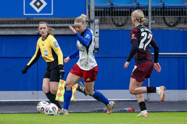from left Sophie Hillebrand Hamburger SV, HSV, 22 and Marlene Müller RB Leipzig, 27 in a duel, dynamic, action, action, game scene, THE DFB REGULATIONS PROHIBIT ANY USE OF PHOTOGRAPHS AS IMAGE SEQUENCES AND OR QUASI VIDEO , 08 02 2026, Hamburg Germany , Football, Google Pixel Womens Bundesliga, Hamburger SV RB Leipzig xobx