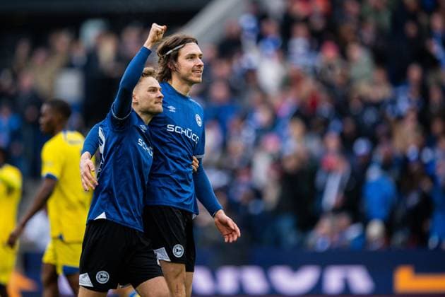 08 02 2026 Soccer, 2025 2026, 2 Bundesliga, Matchday 21, DSC Arminia Bielefeld Eintracht Braunschweig R Roberts Uldrikis Bielefeld cheers after his goal to L Tim Handwerker Bielefeld DFL REGULATIONS PROHIBIT ANY USE OF PHOTOGRAPHS AS IMAGE SEQUENCES AND OR QUASI VIDEO
