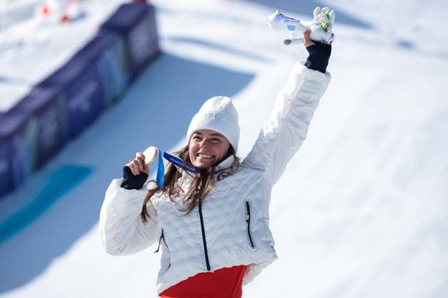 Breezy Johnson (USA), 1st place, gold medal, showing the medal on the podium at the end of the Olympic Winter games, Winterspiele,Spiele, Summer games Milano-Cortina 2026, Alpine Skiing Women s Downhill on February 08, 2026 at Tofane Alpine Skiing Centre in Cortina d Ampezzo, Italy  Copyright: xLucianoxMariaxBisi IPAxSportx xipa-agency.netx xx IPA_71128483 IPA_Agency_IPA71128483