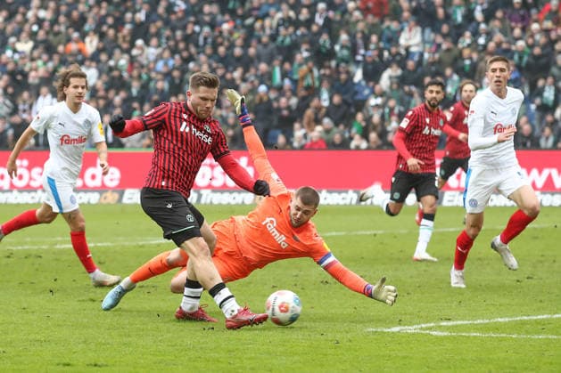 08 02 2026, xtgx, Soccer 2 Bundesliga, Hannover 96 Holstein Kiel emspor, v l Benjamin Källman Hannover, 9 prepares goal to 2 0 by Noel Aseko Hannover, 15 before DFL DFB REGULATIONS PROHIBIT ANY USE OF PHOTOGRAPHS as IMAGE SEQUENCES and or QUASI VIDEO Hannover