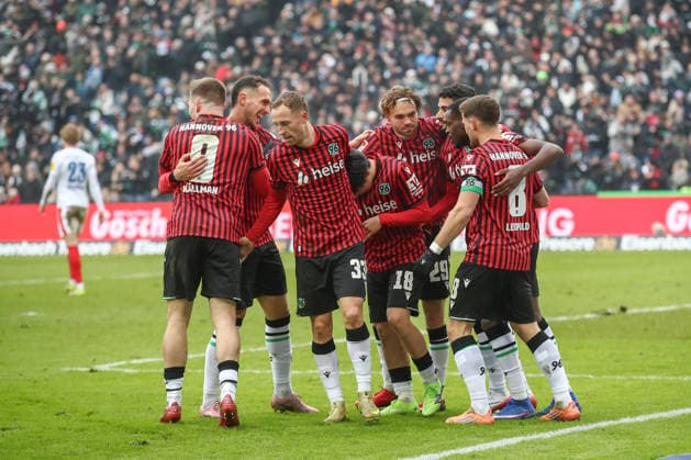 08 02 2026, xtgx, Fußball 2 Bundesliga, Hannover 96 Holstein Kiel emspor, v l Noel Aseko Hannover, 15 Jubel, Torjubel, jubelt ueber das Tor, celebrate the goal, celebration DFL DFB REGULATIONS PROHIBIT ANY USE OF PHOTOGRAPHS as IMAGE SEQUENCES and or QUASI VIDEO Hannover