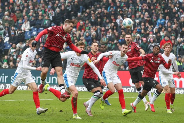 08 02 2026, xtgx, Fußball 2 Bundesliga, Hannover 96 Holstein Kiel emspor, v l Benjamin Källman Hannover, 9 Kopfball schiesst den Ball aufs Tor, Torschuss, Schuss DFL DFB REGULATIONS PROHIBIT ANY USE OF PHOTOGRAPHS as IMAGE SEQUENCES and or QUASI VIDEO Hannover