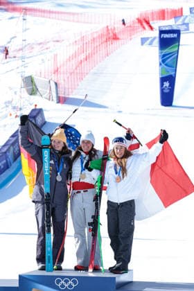 Emma Aicher (GER), 2nd place, silver medal, Breezy Johnson (USA), 1st place, gold medal, Sofia Goggia (ITA), 3rd place, bronze medal, with national flags at the end of the Olympic Winter games, Winterspiele,Spiele, Summer games Milano-Cortina 2026, Alpine Skiing Women s Downhill on February 08, 2026 at Tofane Alpine Skiing Centre in Cortina d Ampezzo, Italy  Copyright: xLucianoxMariaxBisi IPAxSportx xipa-agency.netx xx IPA_71128675 IPA_Agency_IPA71128675