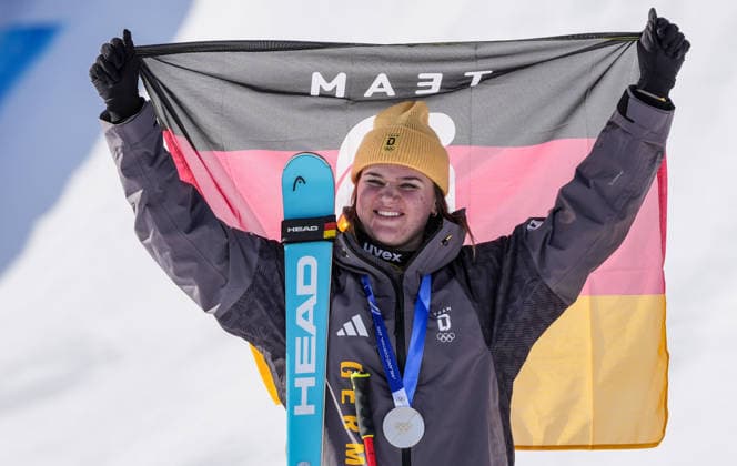 Foto IPP Gio Auletta Pentaphoto Cortina d’Ampezzo 08 02 2026 Olimpiadi Invernali Olimpiade Giochi Olimpici Milano-Cortina 2026 Discesa Libera Femminile nella foto Emma Aicher seconda classificata con la medaglia d argento al collo italy ITALY  Copyright: xR4924_italyphotopressx