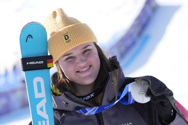 Foto IPP Gio Auletta Pentaphoto Cortina d’Ampezzo 08 02 2026 Olimpiadi Invernali Olimpiade Giochi Olimpici Milano-Cortina 2026 Discesa Libera Femminile nella foto Emma Aicher seconda classificata con la medaglia d argento al collo italy ITALY  Copyright: xR4924_italyphotopressx