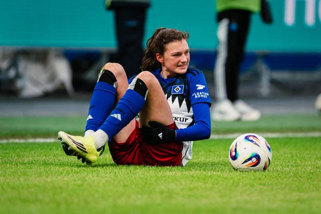 Google Pixel Frauen Bundesliga Hamburger SV vs RB Leipzig, 08 02 2026 Lotta Wrede Hamburger SV, 32 lies on the ground Football, Google Pixel Frauen Bundesliga, 17 Matchday Hamburger SV vs RB Leipzig on 08 02 2026 at Volksparkstadion, Hamburg DFB REGULATIONS PROHIBIT ANY USE OF PHOTOGRAPHS AS IMAGE SEQUENCES AND OR QUASI VIDEO Copyright: xBEAUTIFULxSPORTS Tonhäuserx