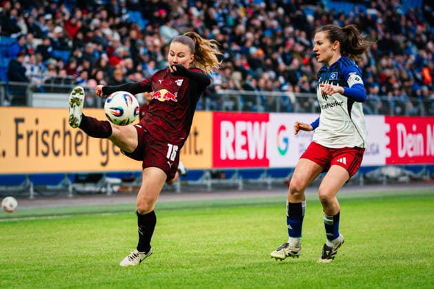 Google Pixel Frauen Bundesliga Hamburger SV vs RB Leipzig, 08 02 2026 Annabel Schasching RasenBallsport Leipzig, 16 vs Pauline Annette Machtens Hamburger SV, 28 Soccer, Google Pixel Frauen Bundesliga, 17 Matchday Hamburger SV vs RB Leipzig on 08 02 2026 at Volksparkstadion, Hamburg DFB REGULATIONS PROHIBIT ANY USE OF PHOTOGRAPHS AS IMAGE SEQUENCES AND OR QUASI VIDEO Copyright: xBEAUTIFULxSPORTS Tonhäuserx